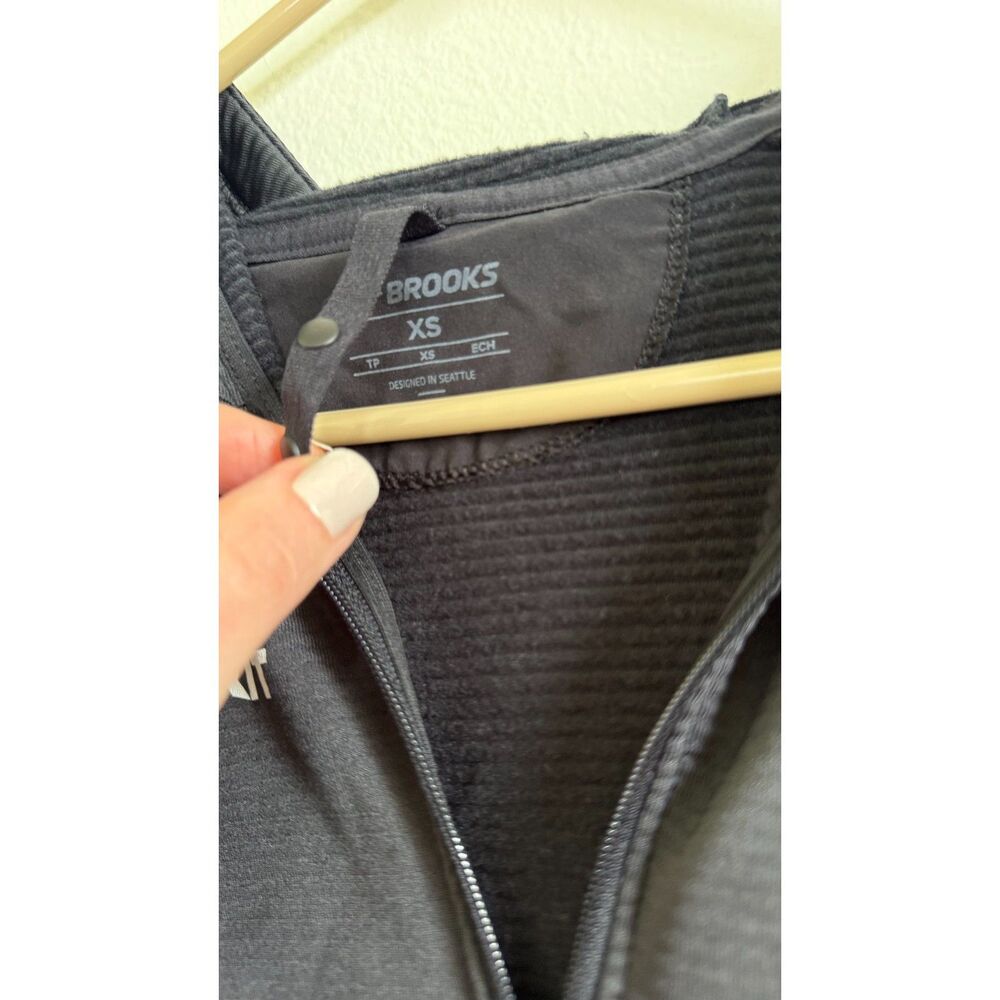 Brooks Trail Summit Women’s XS Black Hooded Half Zip Running Pullover Thumbholes - Picture 3 of 5